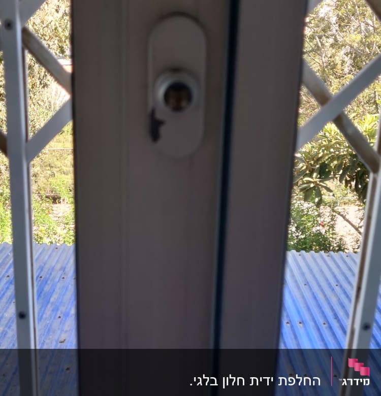 מסגרת אלומיניום עם מנעול חלון